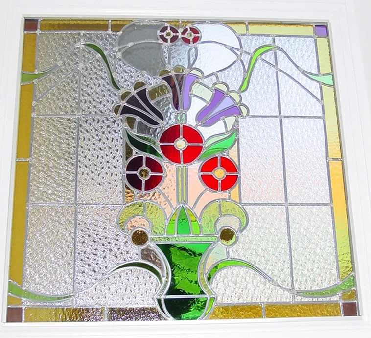 Bleiverglasung mit Blumenmotiv in Rot, Grün und Violett im Jugendstil
