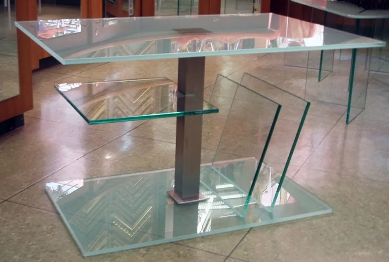 Glastisch mit Metallfuß und mattierten Kanten