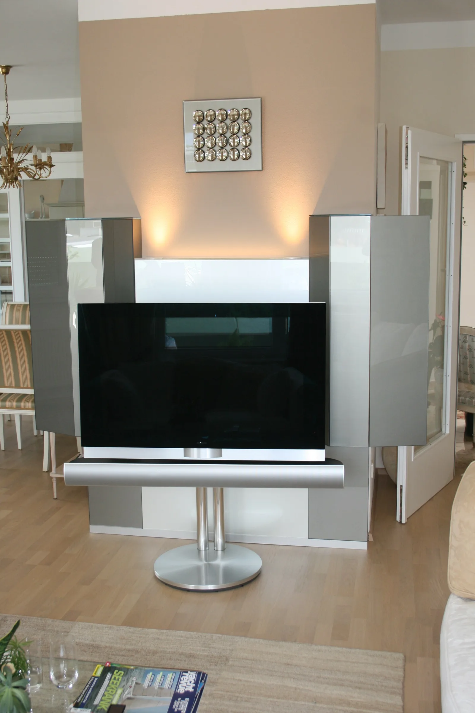 Raumteiler aus Glas und Metall mit eingesetztem Fernseher